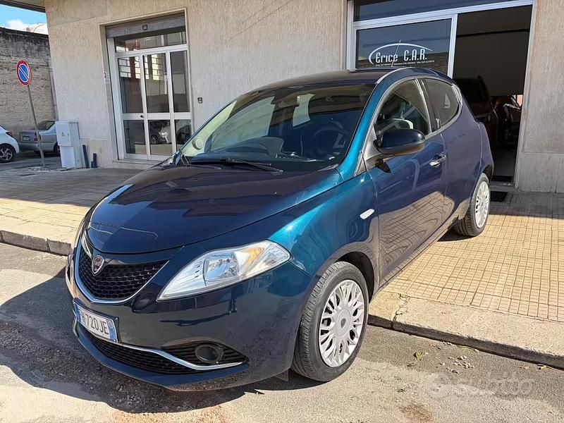 Usata Lancia Ypsilon Platinum 69 CV (50 kW) 2017 Blu Utilitaria