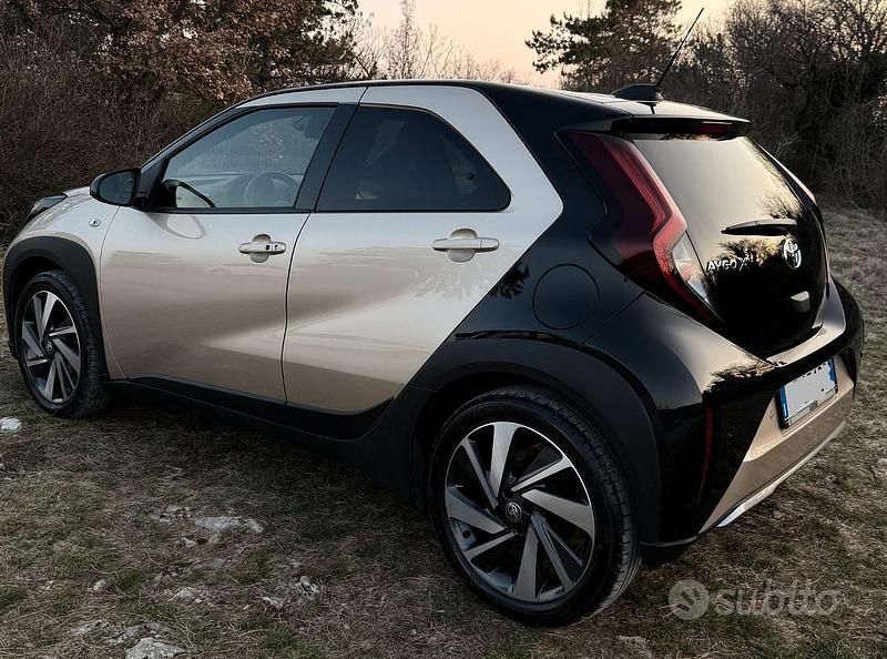 Usata Toyota Aygo X Edition 72 CV (52 kW) 2024 Oro SUV