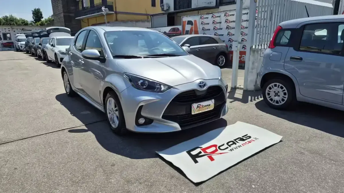 Usata Toyota Yaris Hybrid Style 92 CV (67 kW) 2023 Grigio Berlina