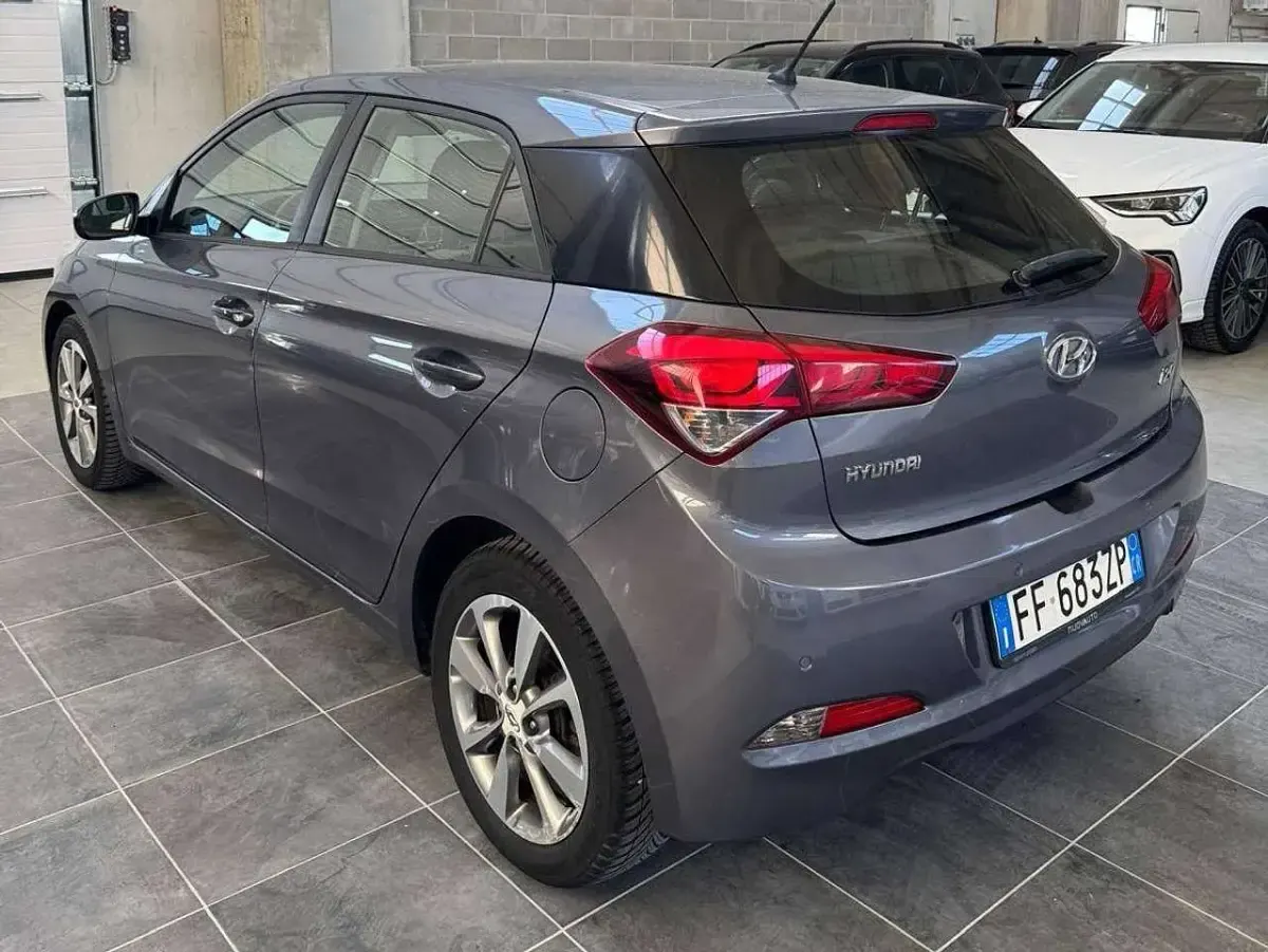 Usata Hyundai i20 75 CV (55 kW) 2017 Grigio Berlina