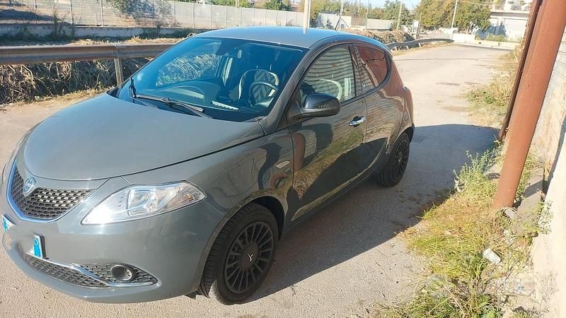 Usata Lancia Ypsilon 69 CV (50 kW) 2016 Grigio Utilitaria