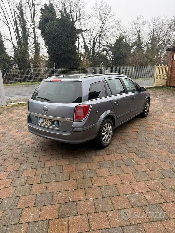 Usata Opel Astra Cosmo 101 CV (74 kW) 2006 Grigio Station wagon
