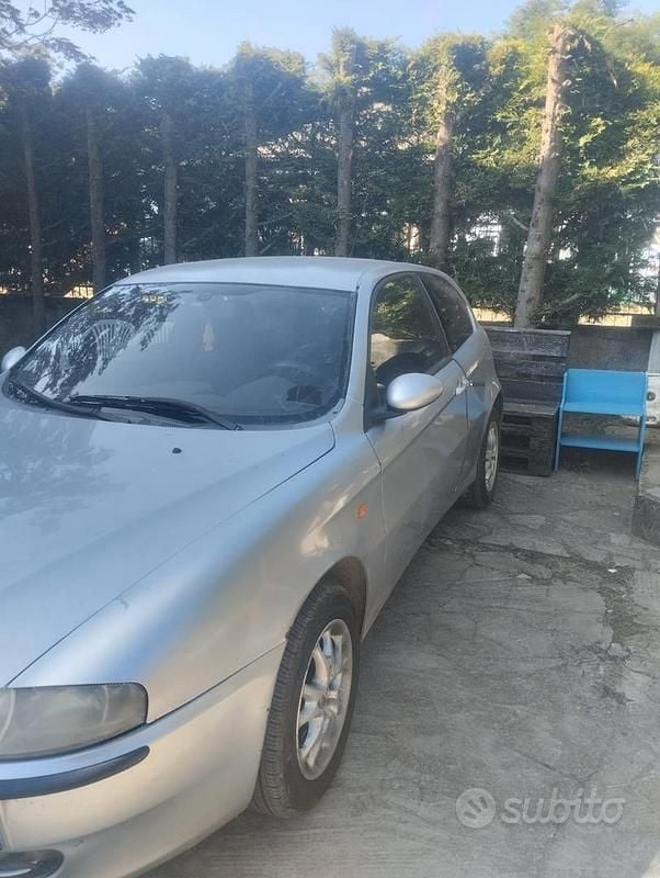 Usata Alfa Romeo 147 120 CV (88 kW) 2001 Grigio Utilitaria