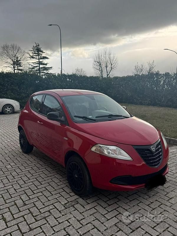 Usata Lancia Ypsilon 85 CV (62 kW) 2015 Rosso Utilitaria