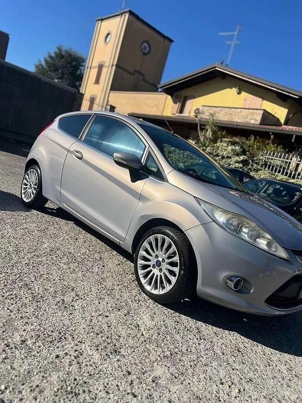 Gebraucht Ford Fiesta Titanium 92 PS (67 kW) 2011 Grau Kleinwagen