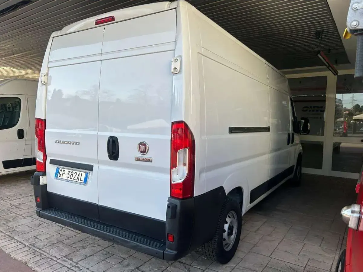 Usata Fiat Ducato 140 CV (102 kW) 2023 Bianco pastello Furgone