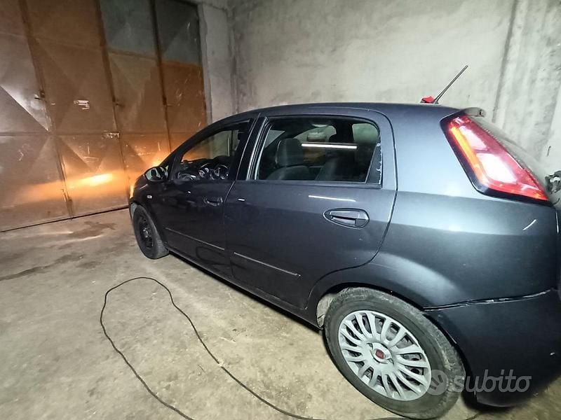 Usata Fiat Grande Punto 85 CV (62 kW) 2012 Grigio Utilitaria