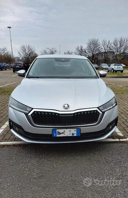 Grigio Usata 2023 Skoda Octavia Ambition Berlina | 20.900 € (Buon prezzo) - Immagine 1/4