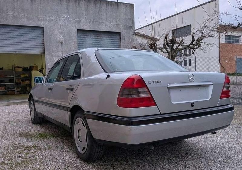 Usata Mercedes C180 Classic 122 CV (89 kW) 1997 Grigio Berlina
