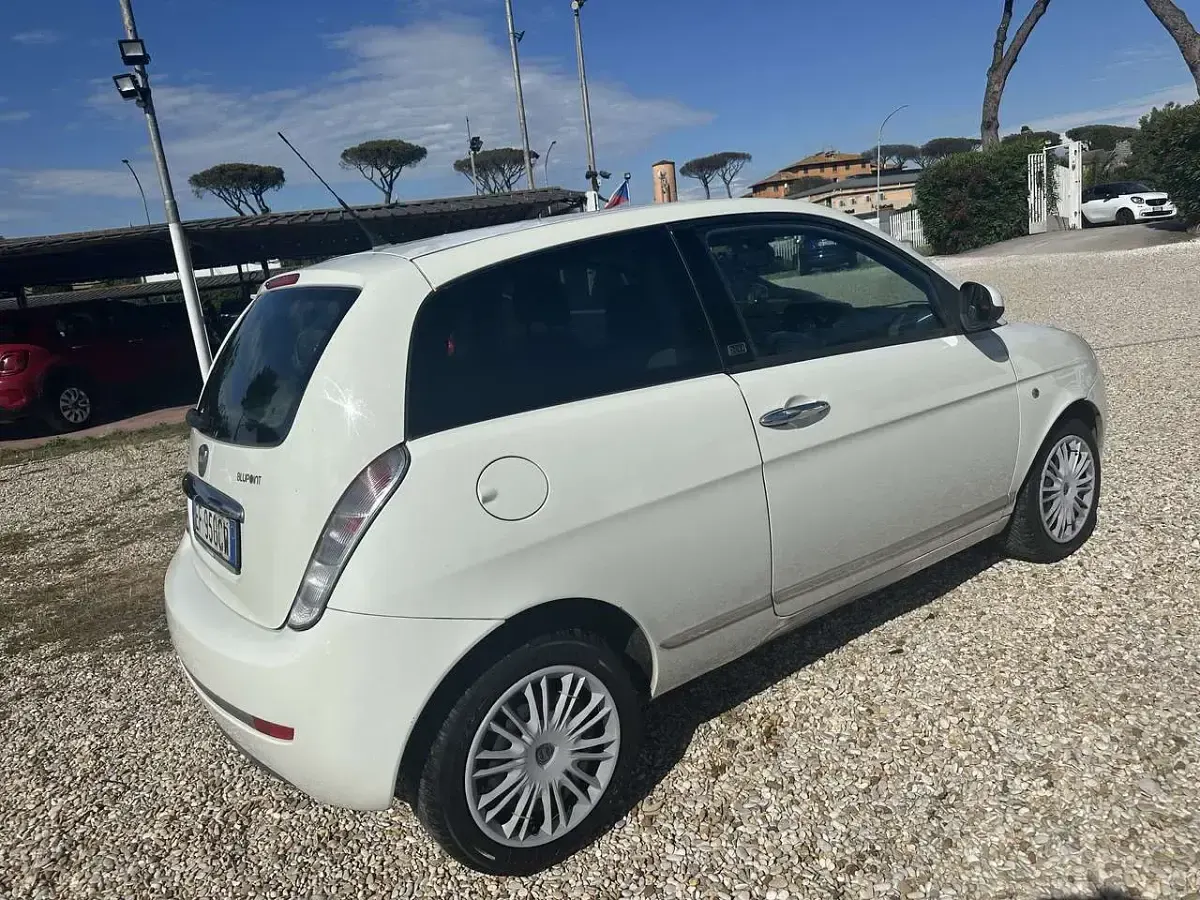 Usata Lancia Ypsilon 69 CV (50 kW) 2011 Bianco Utilitaria