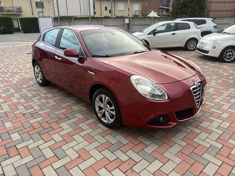 Bordo' Usata 2012 Alfa Romeo Giulietta Distinctive Tre volumi | 5490 € (Ottimo prezzo) - Immagine 1/4