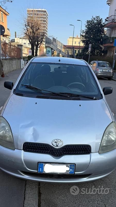 Usata Toyota Yaris 65 CV (47 kW) 2006 Grigio Berlina