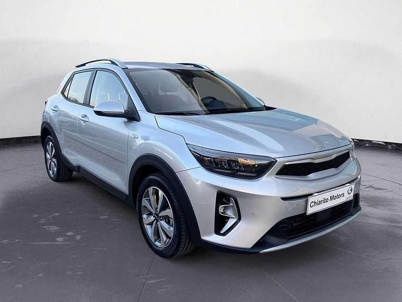 Argento Usata 2024 Kia Stonic Urban SUV | 18.400 € (Buon prezzo) - Immagine 1/4