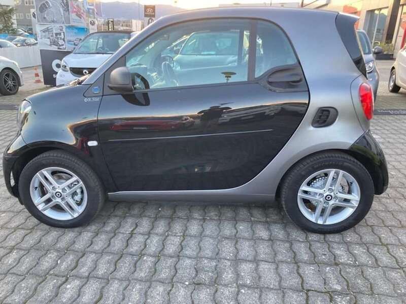 Usata Smart ForTwo Electric Drive Pure 60 kW (82 CV) 2022 Nero Berlina
