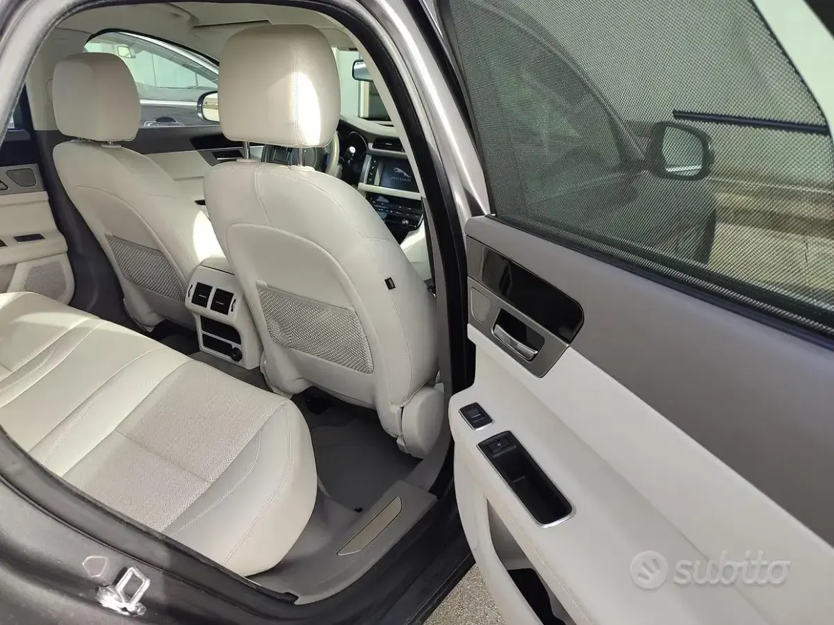 Usata Jaguar XF 179 CV (131 kW) 2016 Grigio Berlina