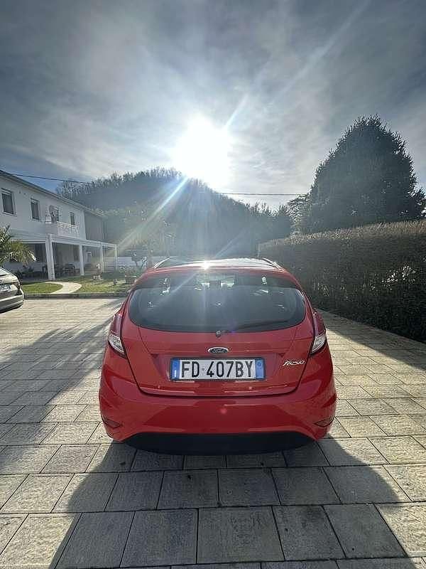 Usata Ford Fiesta Ambiente 75 CV (55 kW) 2016 Rosso Berlina