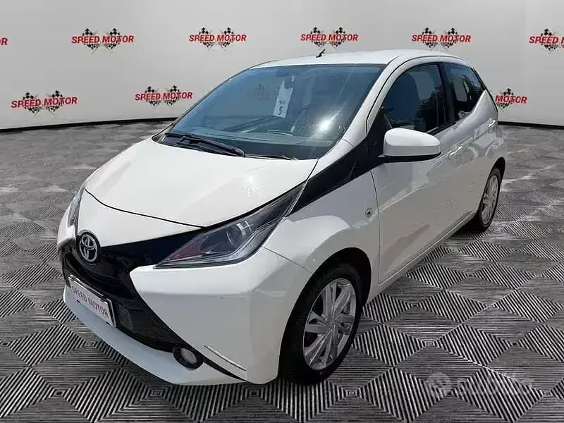Usata Toyota Aygo X-play 70 CV (51 kW) 2018 Bianco Utilitaria