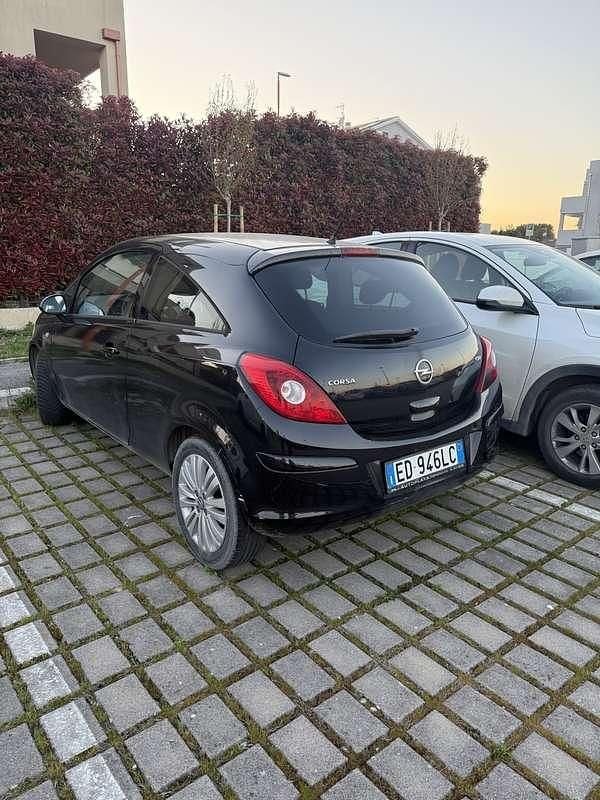 Usata Opel Corsa Edition 75 CV (55 kW) 2011 Utilitaria
