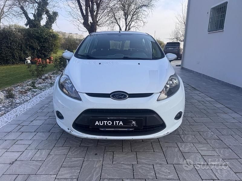 Usata Ford Fiesta 60 CV (44 kW) 2011 Bianco Utilitaria