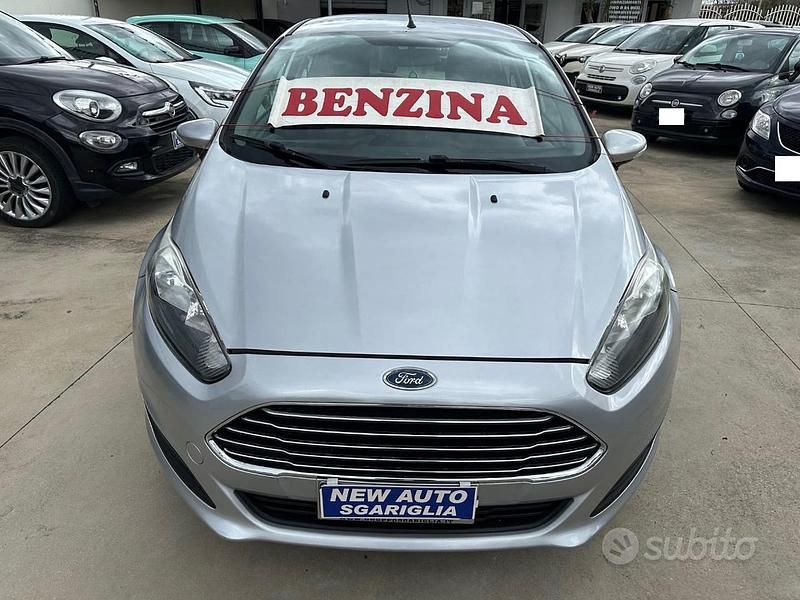 Begagnad Ford Fiesta 60 HK (44 kW) 2016 Grå Sedan