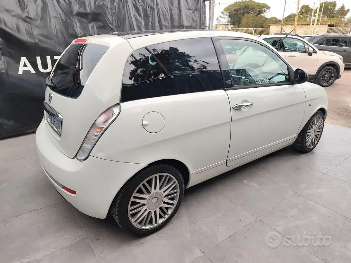 Usata Lancia Ypsilon Platinum 69 CV (50 kW) 2011 Bianco Utilitaria