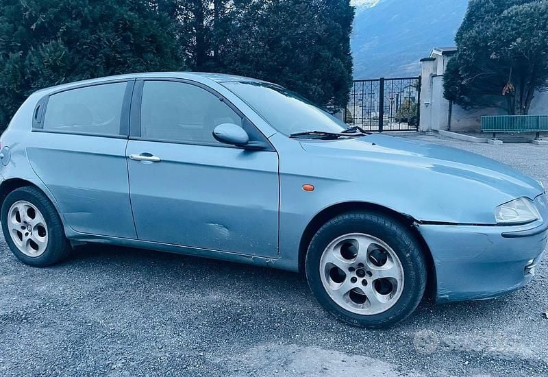 Begagnad Alfa Romeo 147 116 HK (85 kW) 2002 Blå Halvkombi