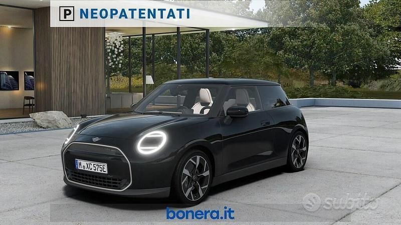 Usata Mini Cooper Favoured 135 kW (184 CV) 2025 Nero Utilitaria