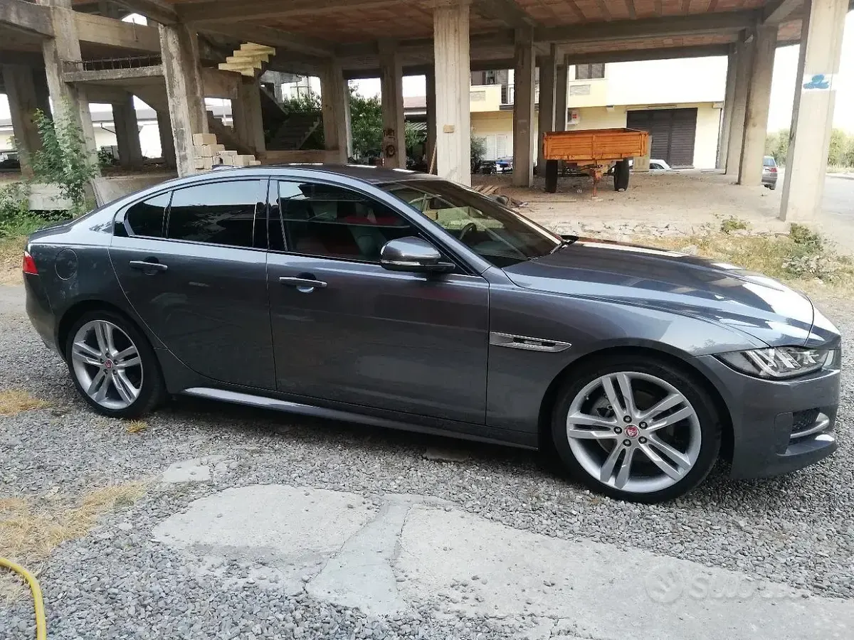 Usata Jaguar XE 180 CV (132 kW) 2017 Grigio Berlina