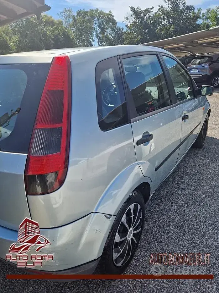 Usata Ford Fiesta Ambiente 75 CV (55 kW) 2003 Grigio Utilitaria