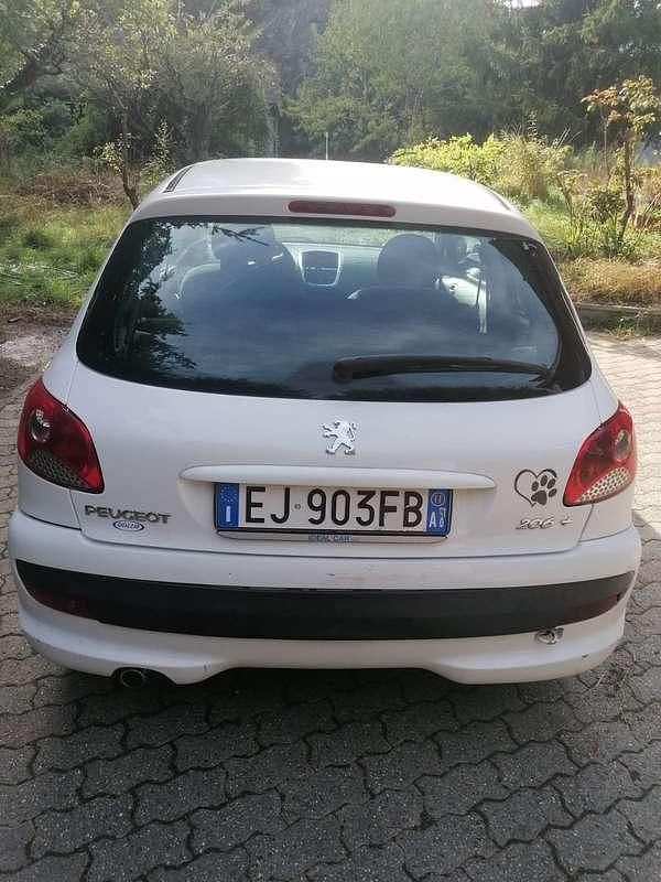 Usata Peugeot 206+ 68 CV (50 kW) 2011 Bianco Utilitaria