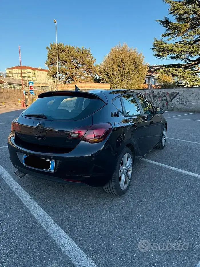 Usata Opel Astra 110 CV (80 kW) 2010 Nero Berlina