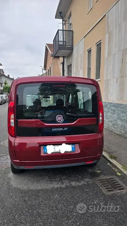 Usado Fiat Doblò Lounge 120 HP (88 kW) 2017 Vermelho Monovolume