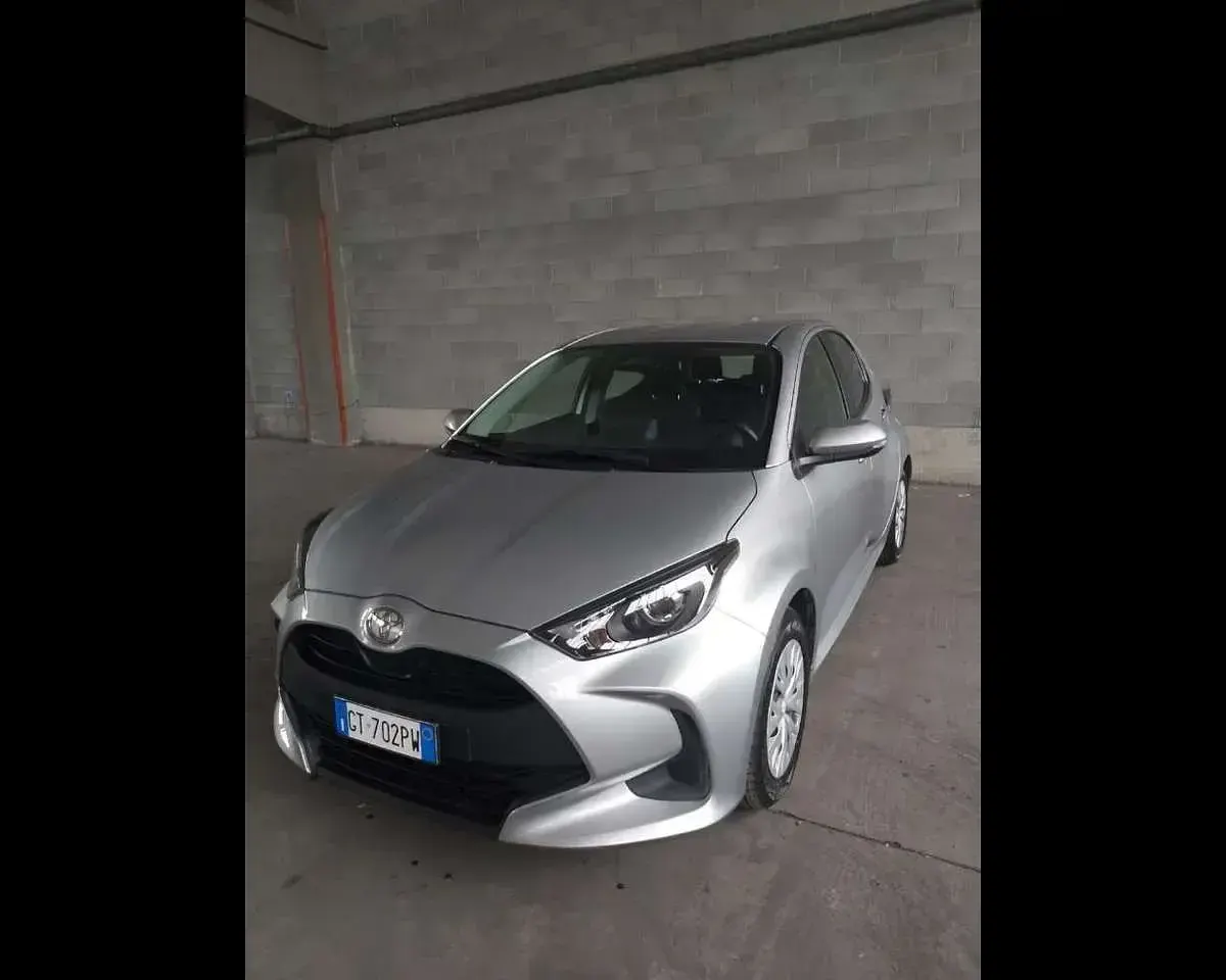 Usata Toyota Yaris Hybrid Active 92 CV (67 kW) 2024 Argento Berlina