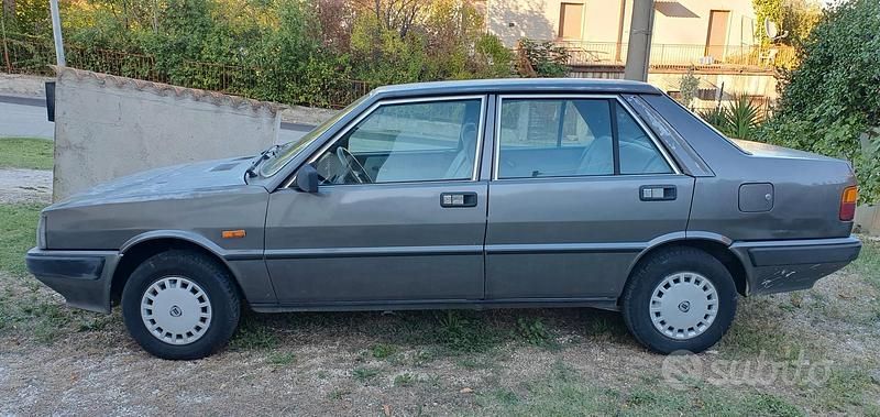 Usata Lancia Prisma 77 CV (56 kW) 1987 Grigio Berlina