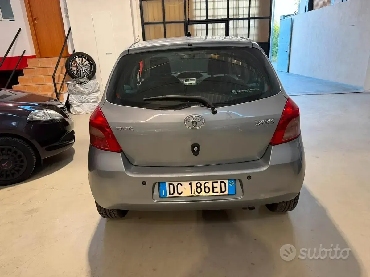 Usata Toyota Yaris 87 CV (63 kW) 2006 Grigio Berlina