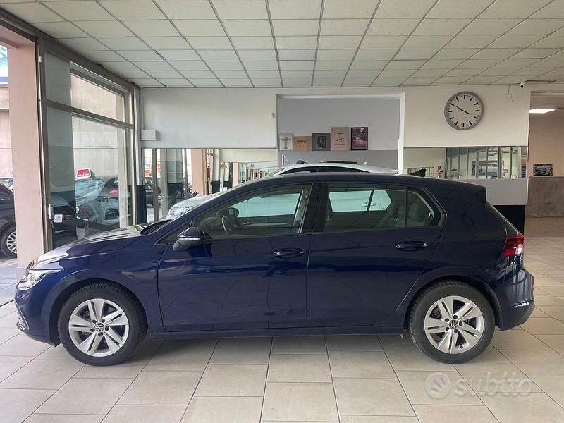 Usata VW Golf VIII Life 110 CV (80 kW) 2022 Blu Berlina