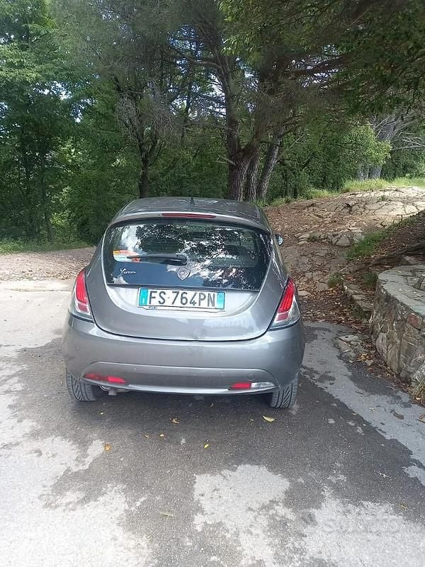 Usata Lancia Ypsilon 95 CV (69 kW) 2018 Grigio Utilitaria