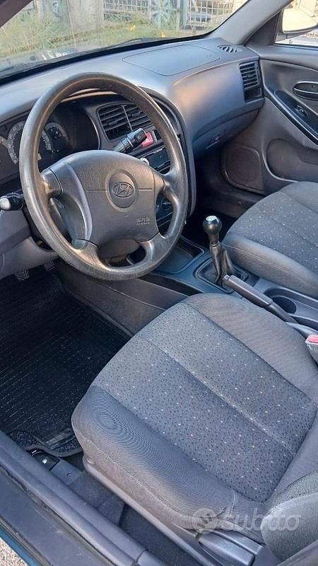 Usata Hyundai Elantra 112 CV (82 kW) 2001 Verde Berlina