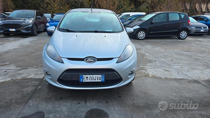 Usata Ford Fiesta Titanium 82 CV (60 kW) 2012 Argento Utilitaria