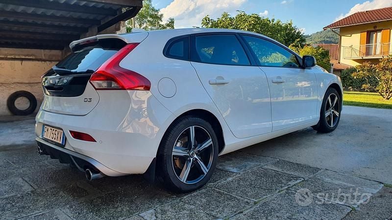 Usata Volvo V40 150 CV (110 kW) 2018 Bianco Berlina