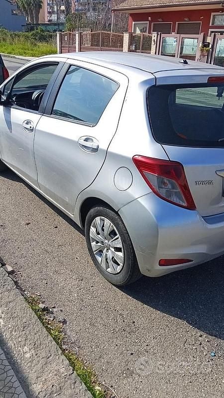 Usata Toyota Yaris 2013 Grigio Utilitaria