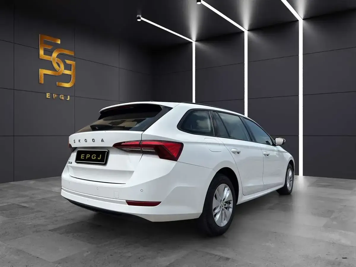 Usata Skoda Octavia Executive 150 CV (110 kW) 2021 Bianco Station wagon