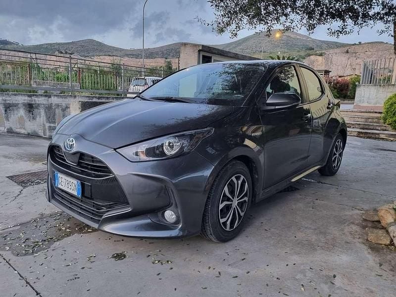 Usata 2021 Toyota Yaris Hybrid Business Edition Tre volumi | 15.700 € (Super prezzo) - Immagine 1/4