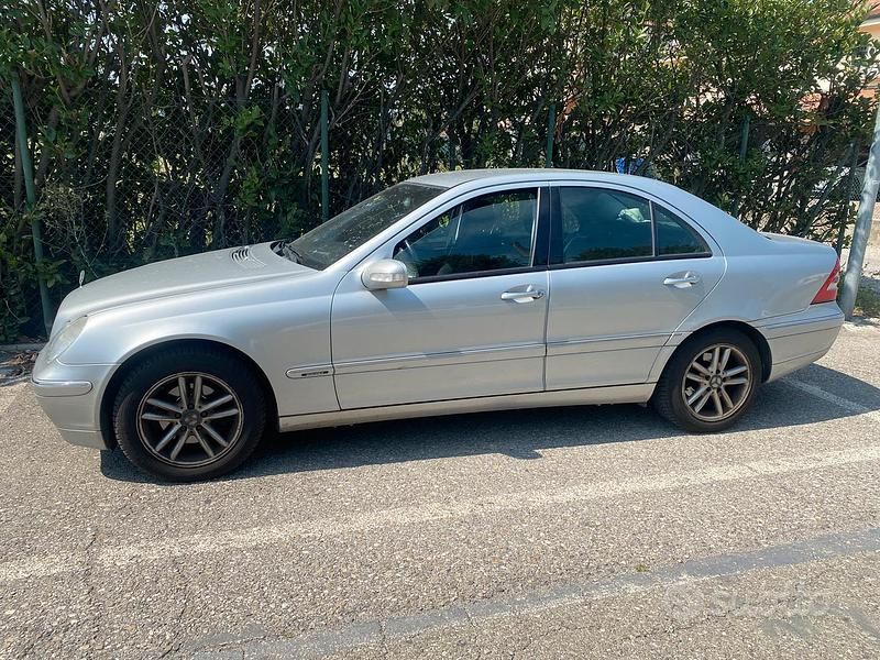 Grigio Usata 2001 Mercedes C200 Tre volumi | 2000 € (Ottimo prezzo) - Immagine 1/4