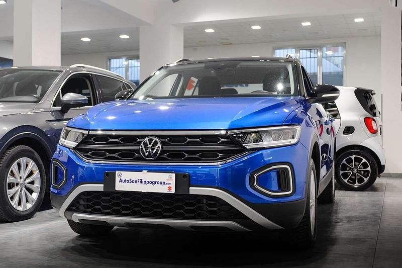 Usata VW T-Roc Life 116 CV (85 kW) 2022 Blu ravenna tetto nero SUV