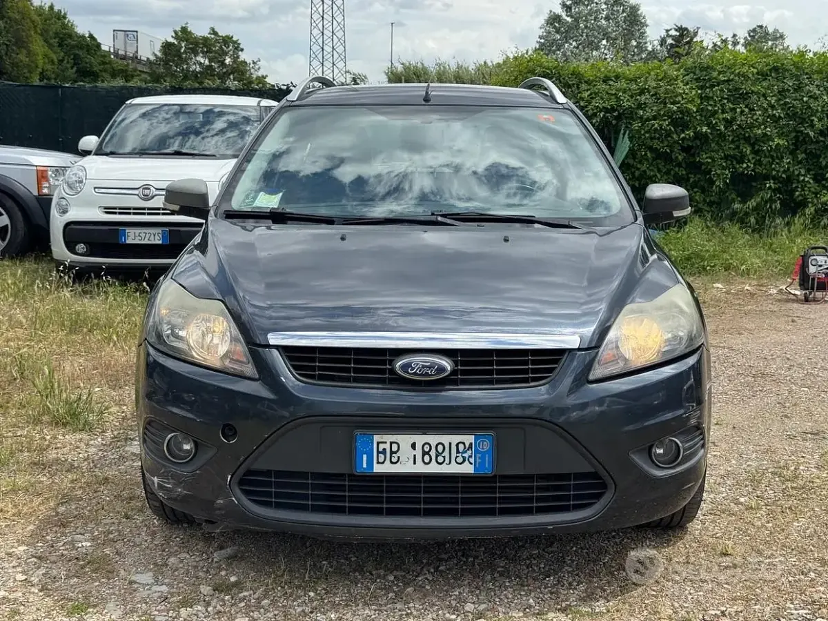 Usado Ford Focus 110 HP (80 kW) 2010 Cinzento Carrinha