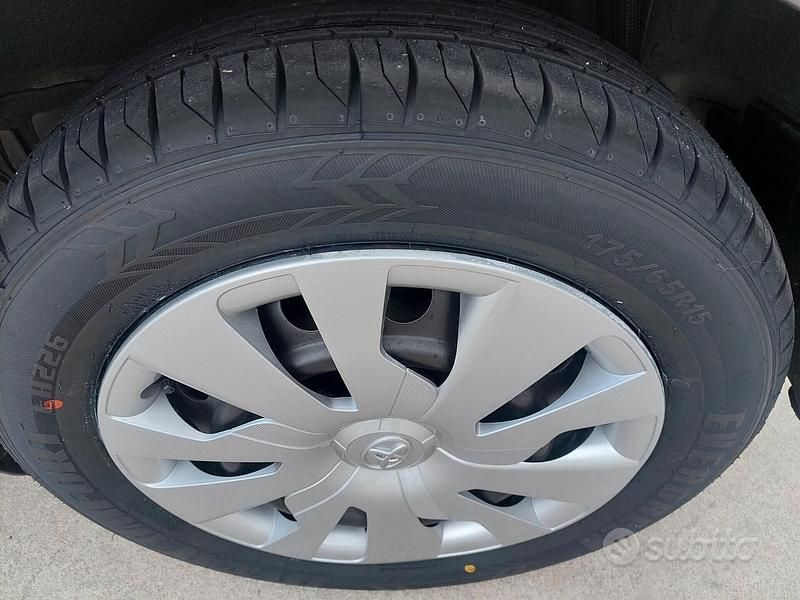 Usata Toyota Yaris 69 CV (50 kW) 2015 Grigio Berlina