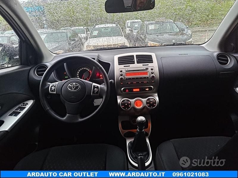 Usata Toyota Urban Cruiser 90 CV (66 kW) 2010 Bianco Utilitaria