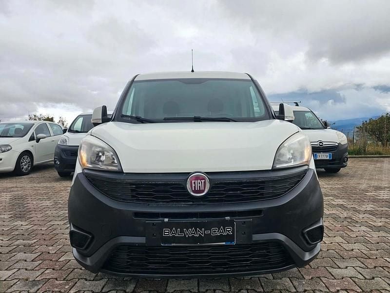 Begagnad Fiat Doblò Lounge 95 HK (69 kW) 2017 Vit Minibuss