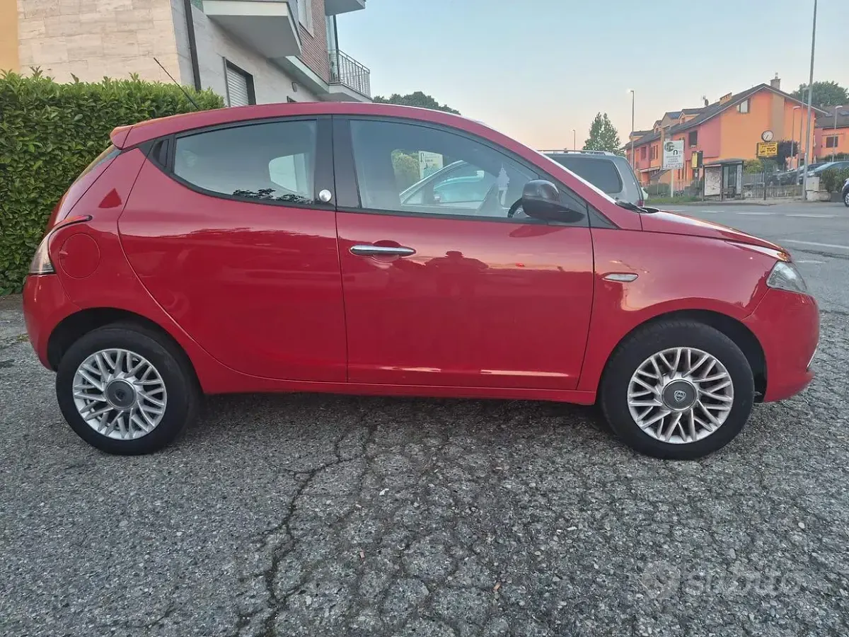Usata Lancia Ypsilon Gold 85 CV (62 kW) 2016 Rosso Utilitaria
